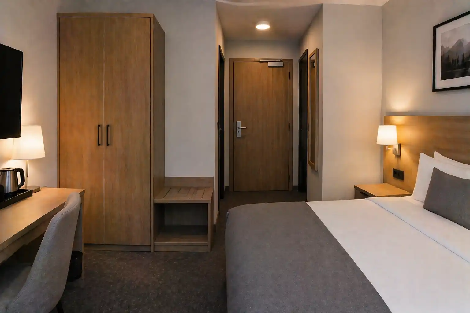 Pokój hotelowy z klasyczną zamkniętą szafą i miejscem na bagaż
