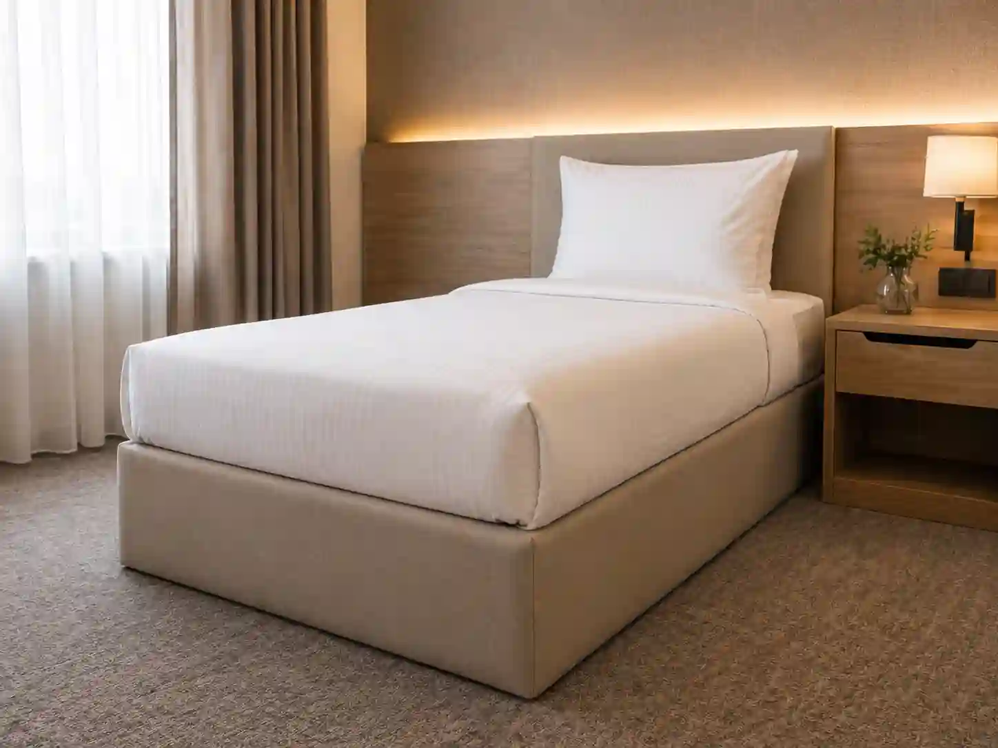 Łóżko hotelowe z pełną podstawą zabudowaną do samej podłogi