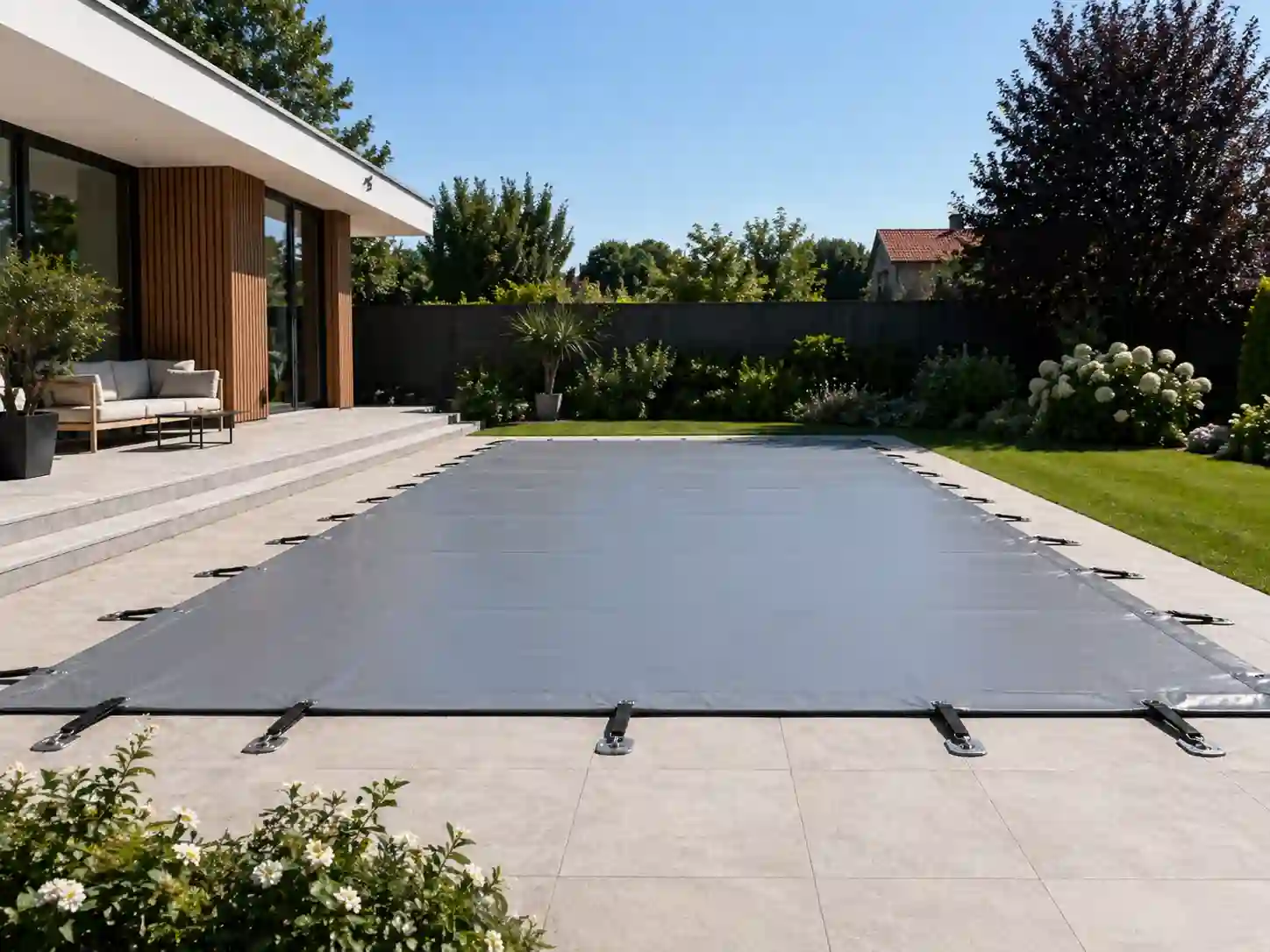 Basen z klasycznym przykryciem ochronnym naciągniętym na nieckę