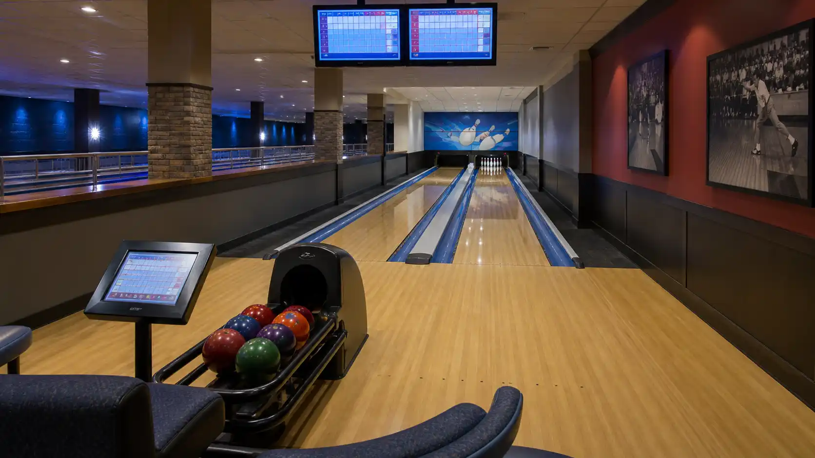 Pełnowymiarowy tor bowlingowy z klasyczną długością toru i systemem scoringowym