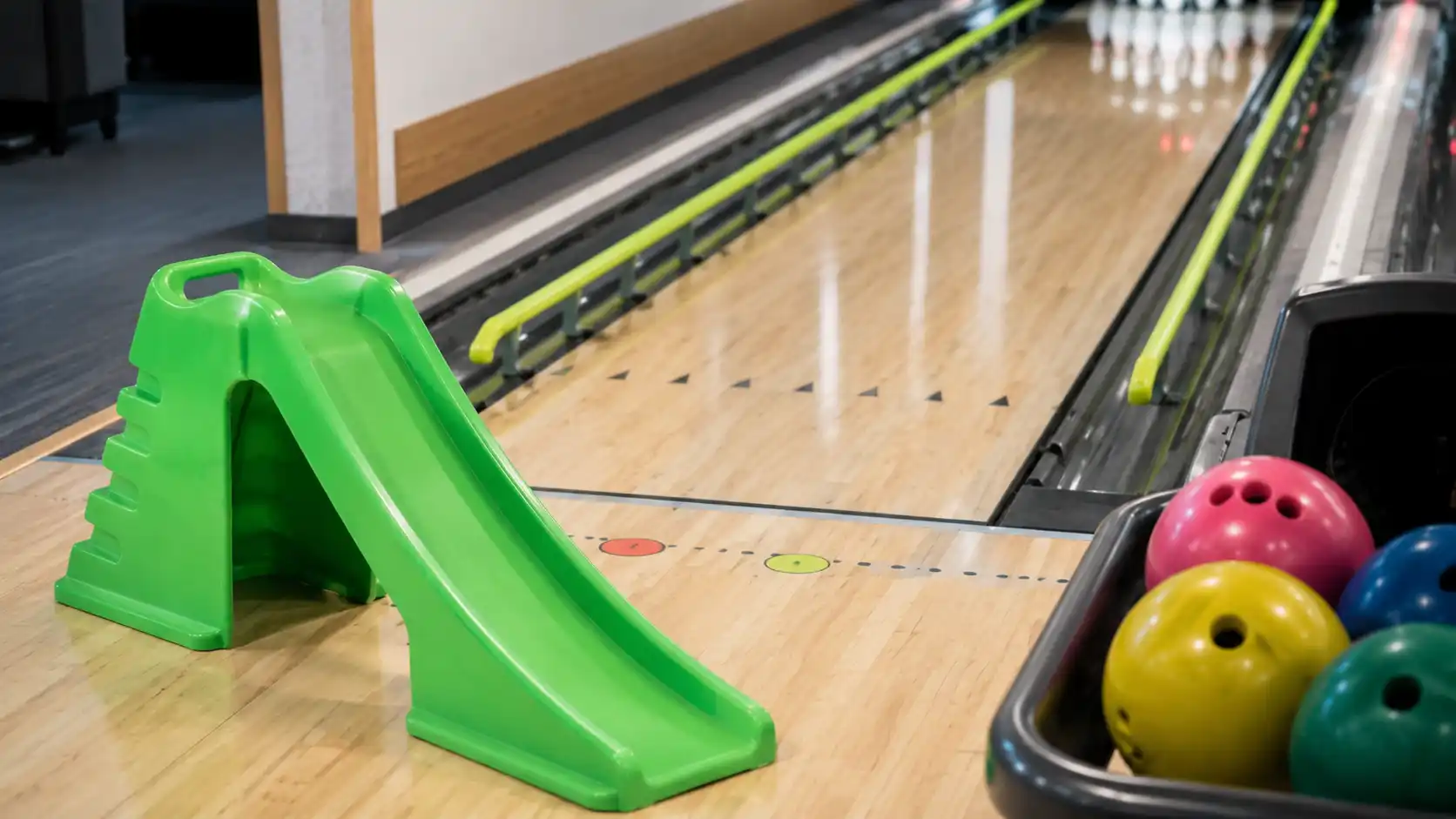 Akcesoria bowlingowe dla dzieci i początkujących, w tym rampa do toczenia kuli