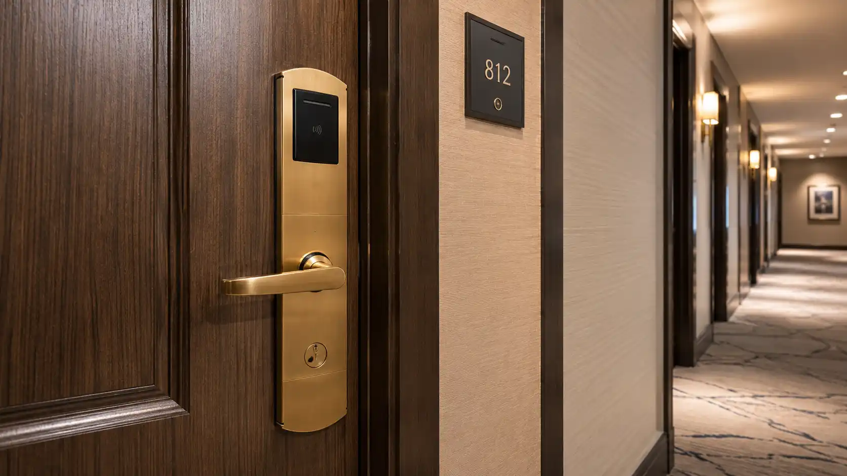 Zamek hotelowy z dużym szyldem, klamką i czytnikiem w jednej obudowie