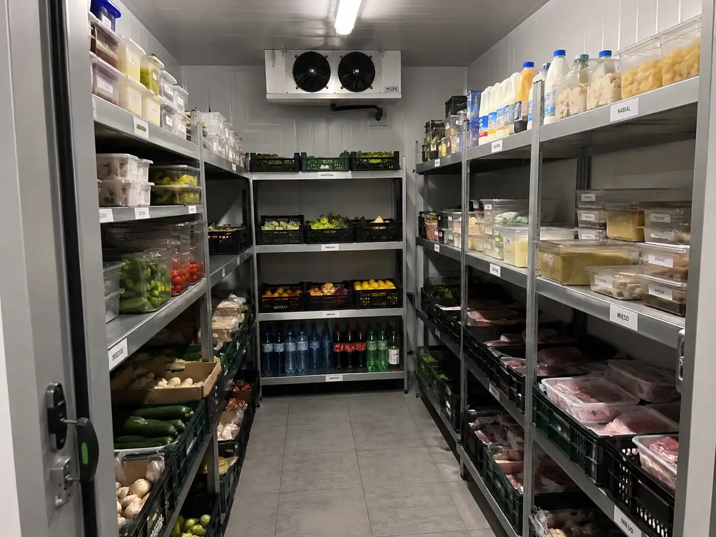 Średnia chłodnia gastronomiczna z regałami na warzywa, napoje i mięso