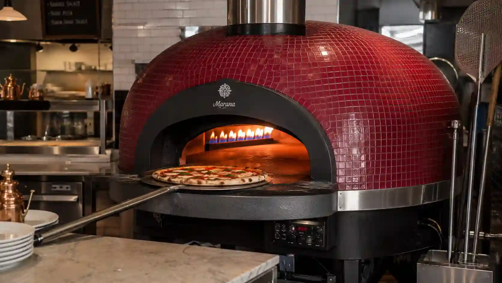 Profesjonalny piec kopułowy do pizzerii z dużą komorą i masywną kopułą