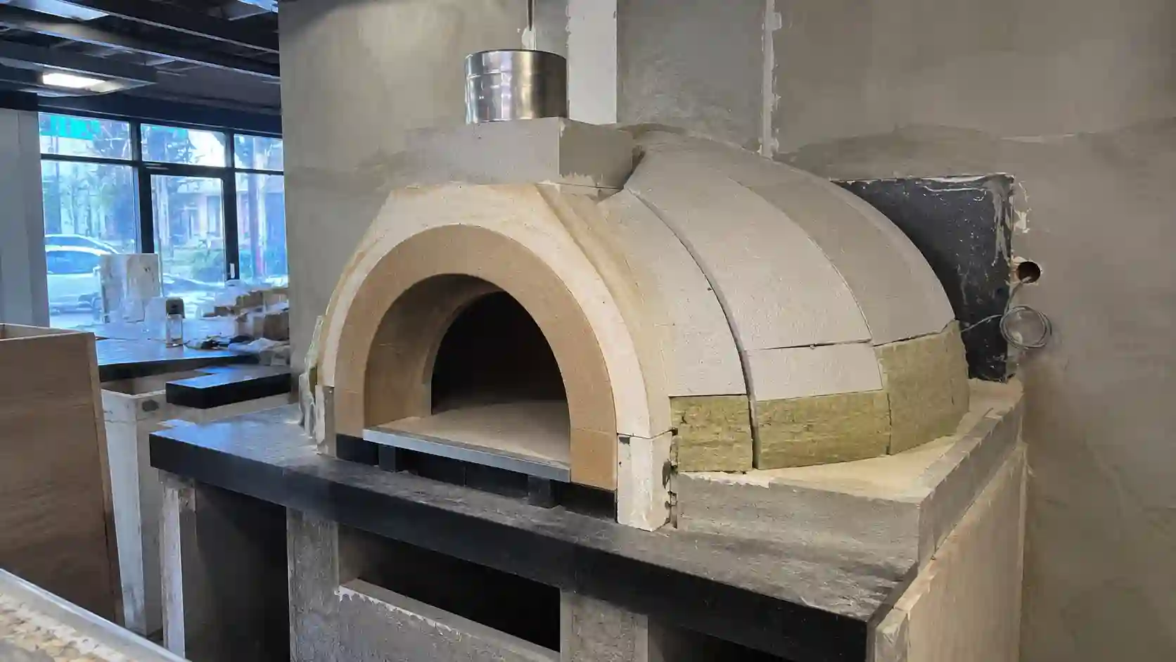 Prefabrykowana kopuła pieca do pizzy przygotowana do zabudowy w lokalu gastronomicznym