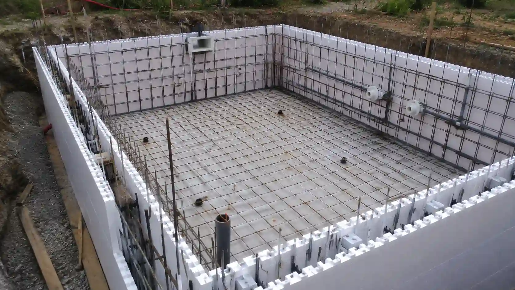 Zbrojenie ścian i dna basenu z bloczków styropianowych przed betonowaniem