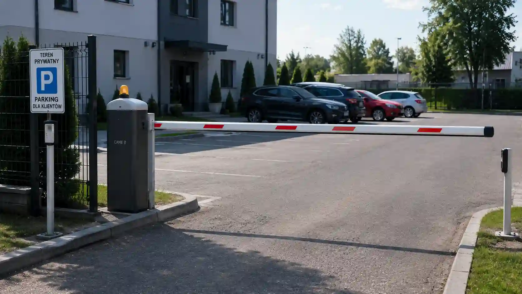 Pojedynczy szlaban parkingowy przy wjeździe na mały parking