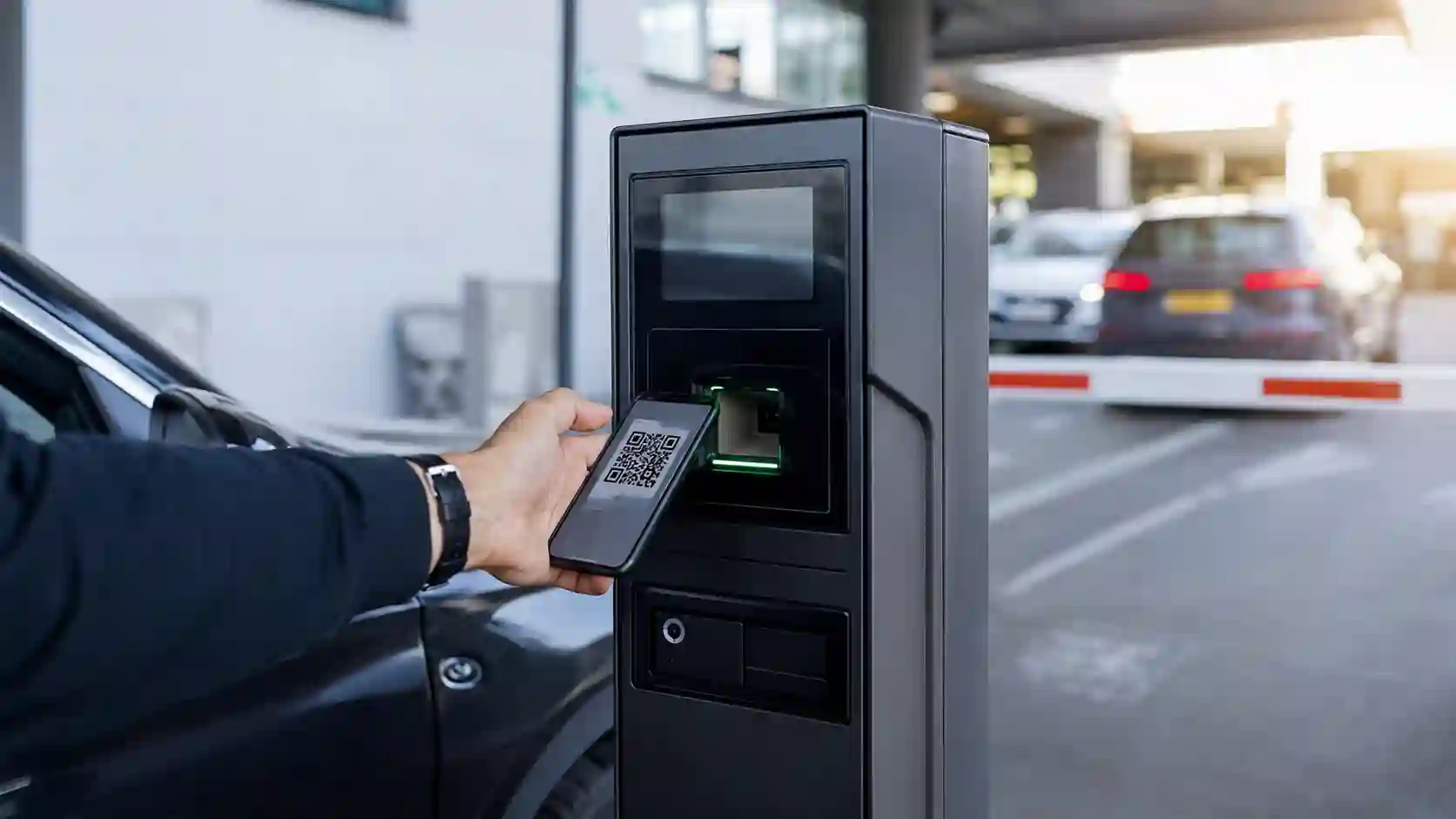 Kod QR lub bilet cyfrowy skanowany w terminalu parkingowym