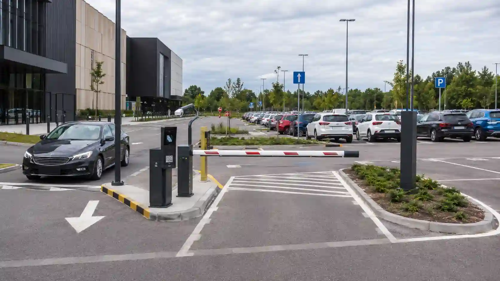 System parkingowy na parkingu naziemnym ze szlabanem i terminalem