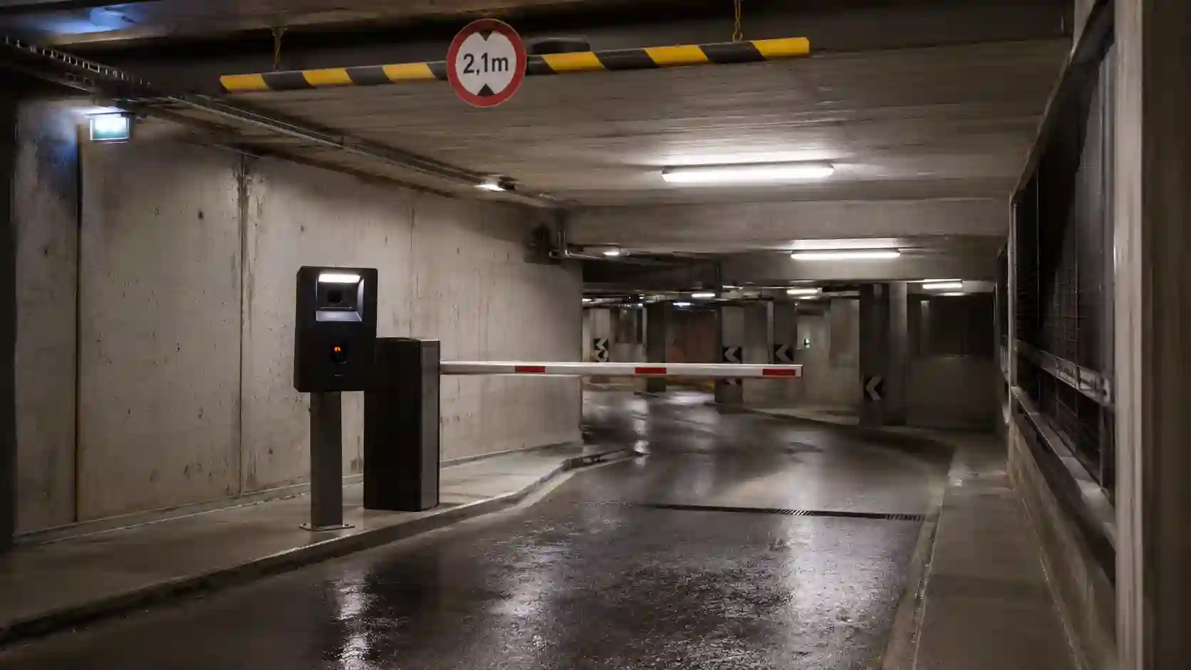 System parkingowy na parkingu podziemnym z kontrolą wjazdu