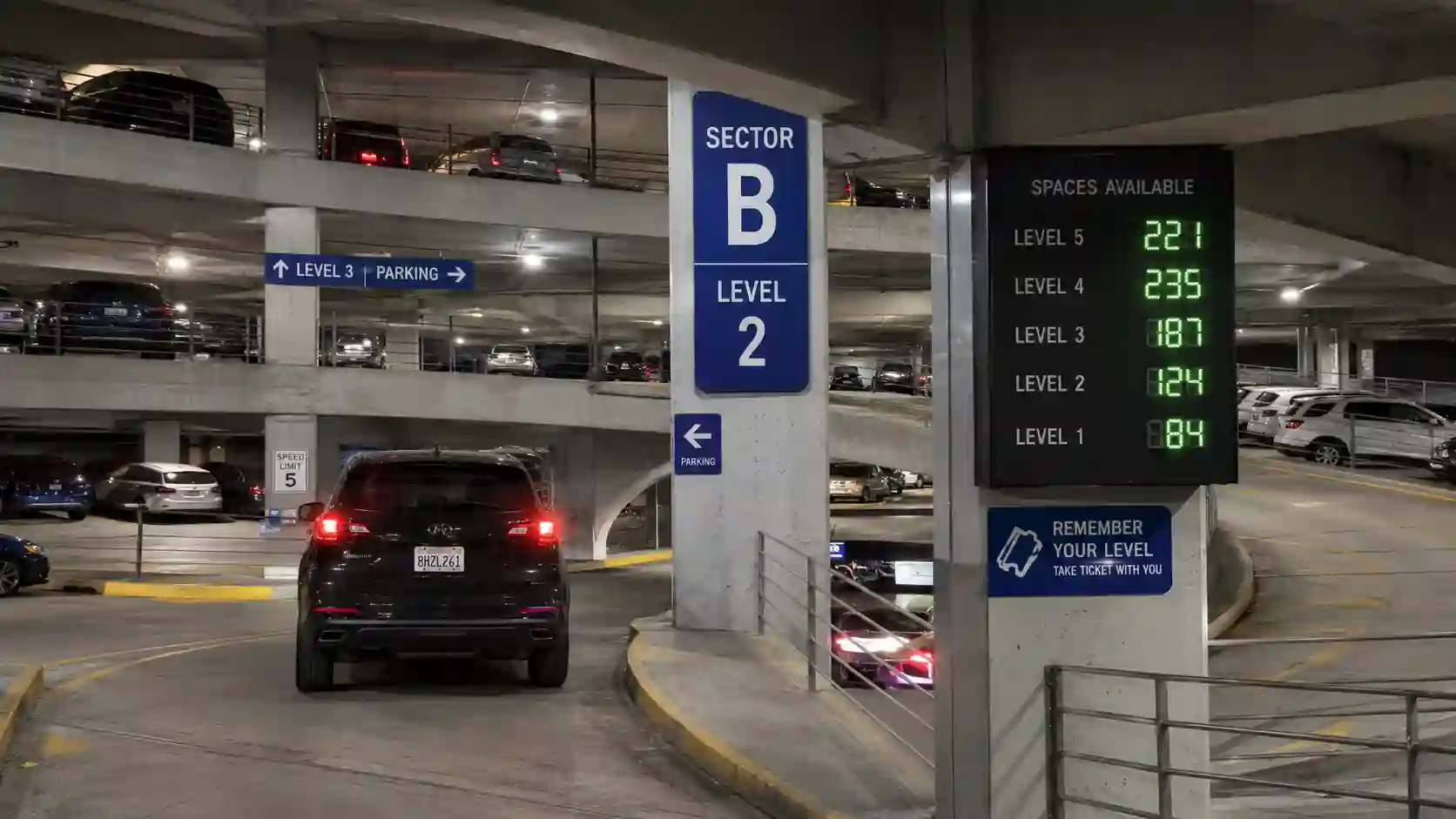 System parkingowy na parkingu wielopoziomowym z informacją o wolnych miejscach