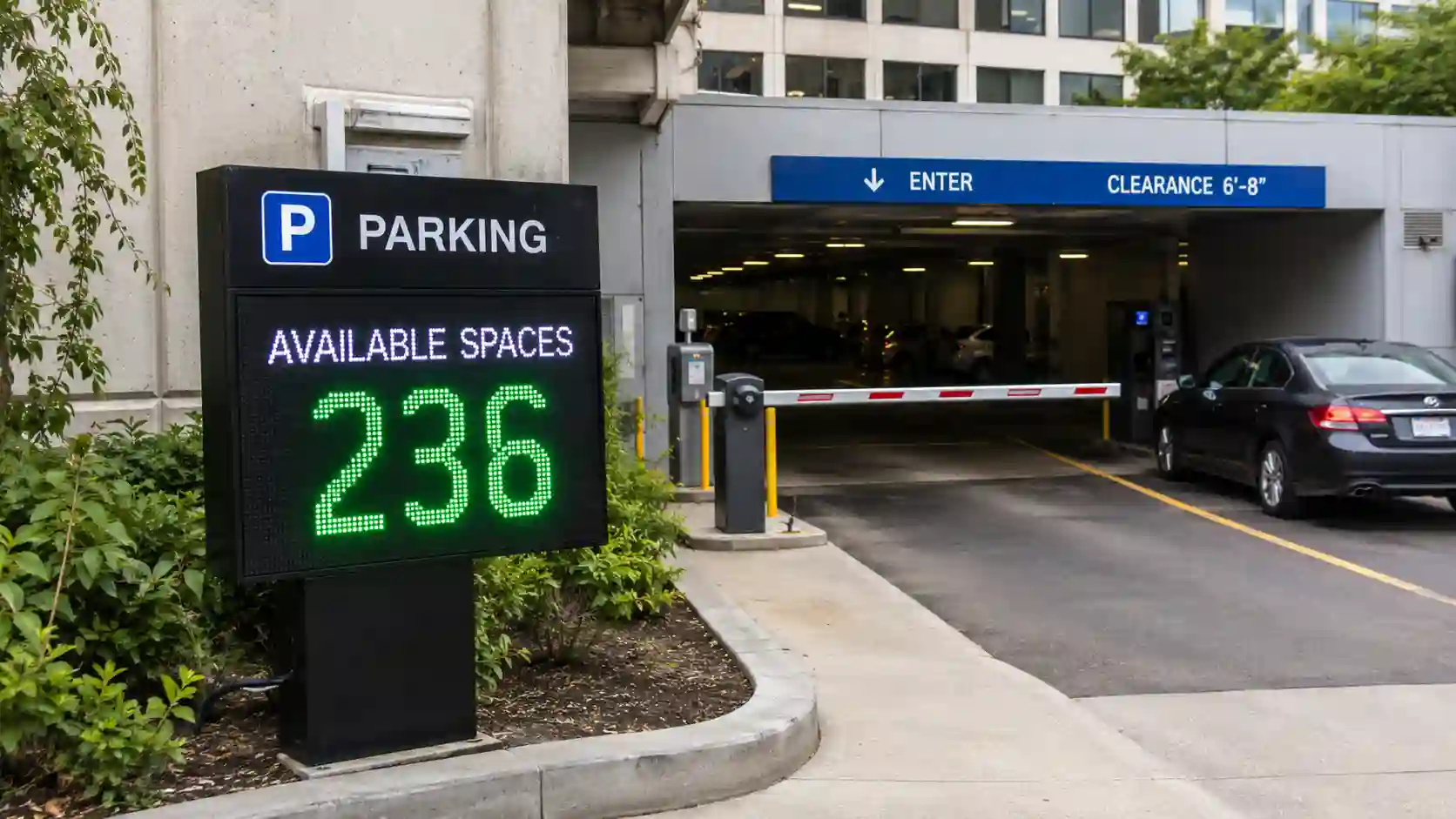 Tablica z liczbą wolnych miejsc przy wjeździe na parking