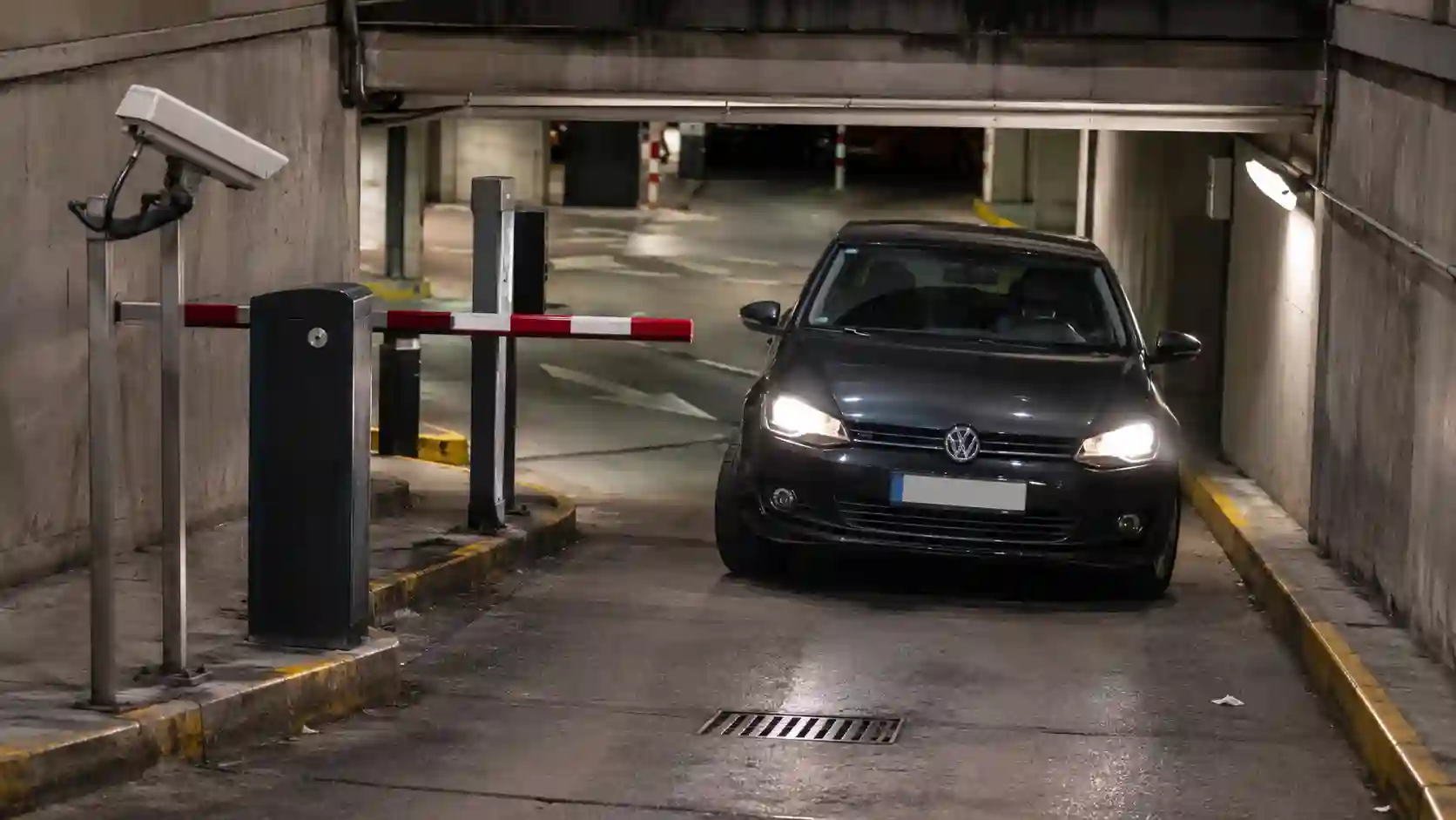Kamera ANPR przy trudnym wjeździe do parkingu podziemnego