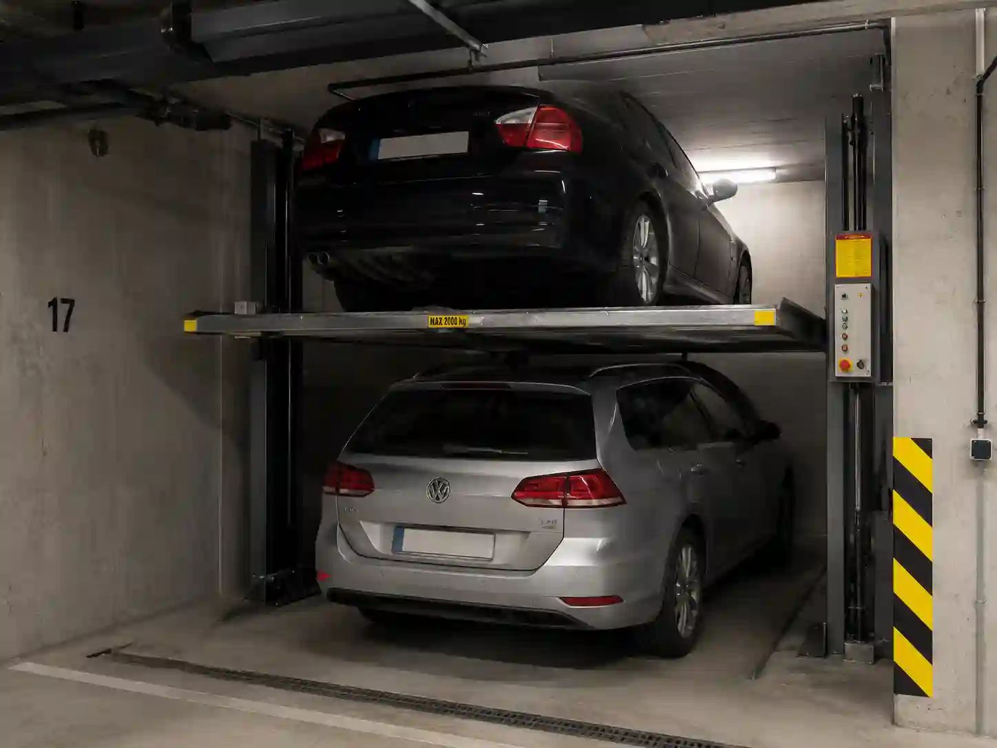 Platforma parkingowa zależna dla dwóch samochodów ustawionych jeden nad drugim
