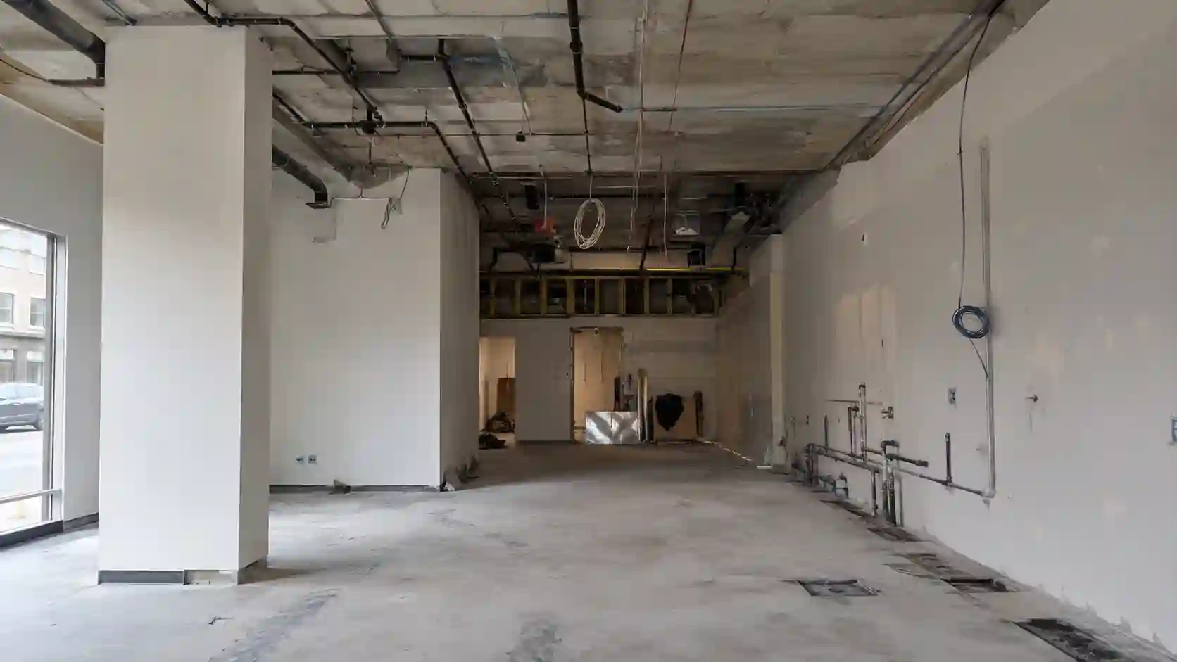 Lokal usługowy adaptowany na gastronomię bez gotowej instalacji wentylacji kuchennej.
