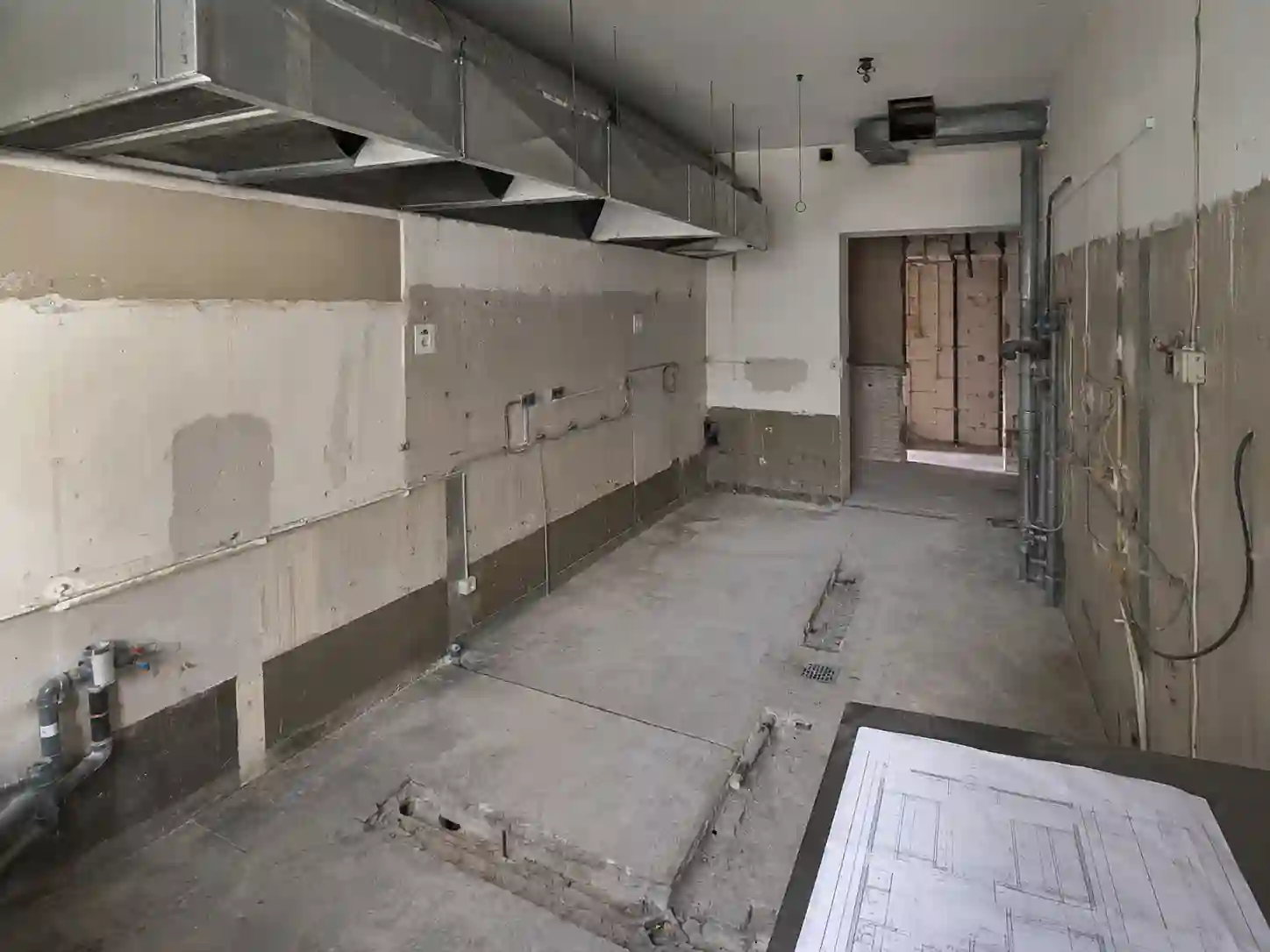 Adaptacja lokalu pod gastronomię z istniejącymi instalacjami i miejscem na urządzenia kuchenne