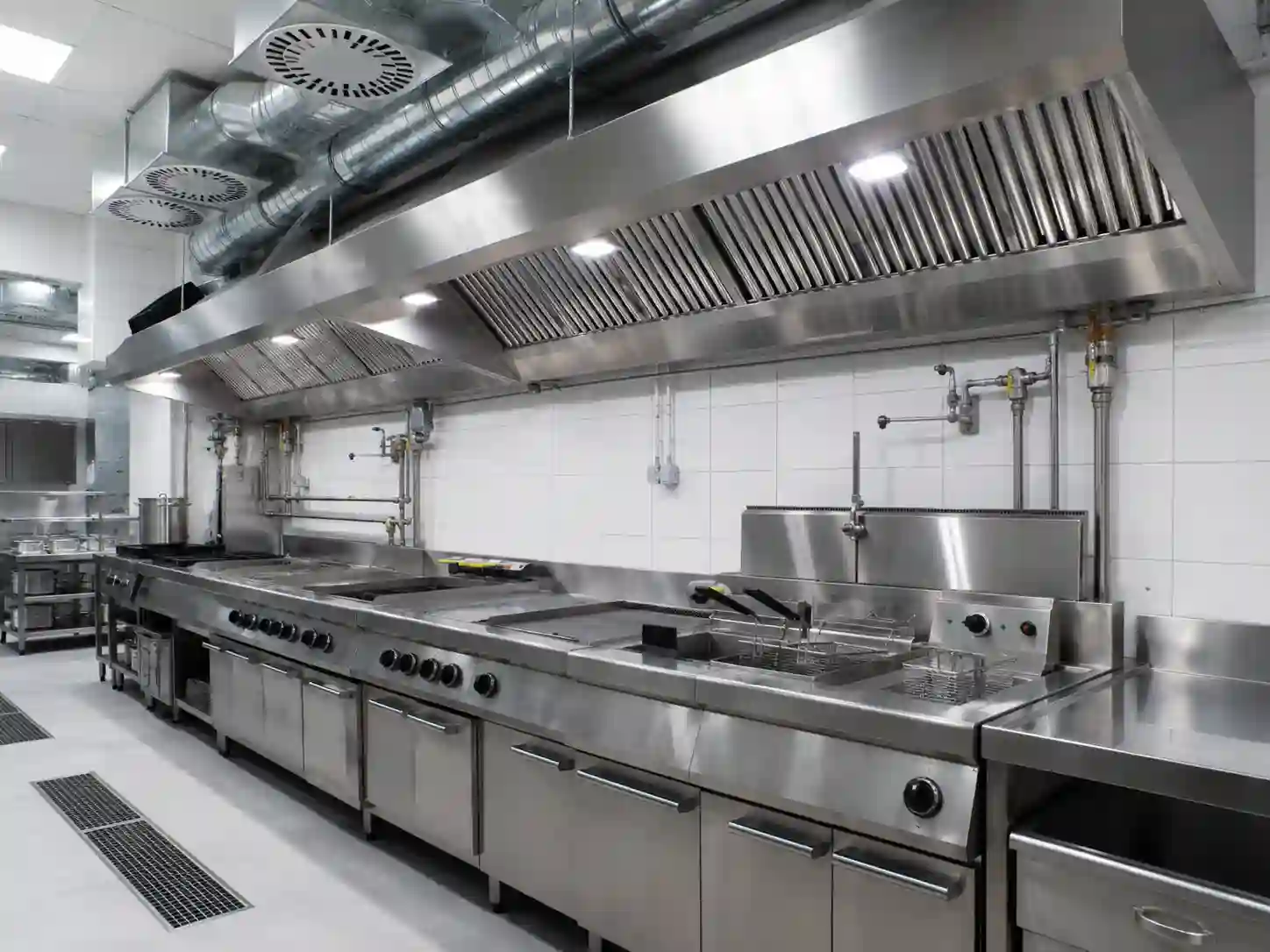 Okap wentylacja i instalacje nad urządzeniami grzewczymi w kuchni gastronomicznej
