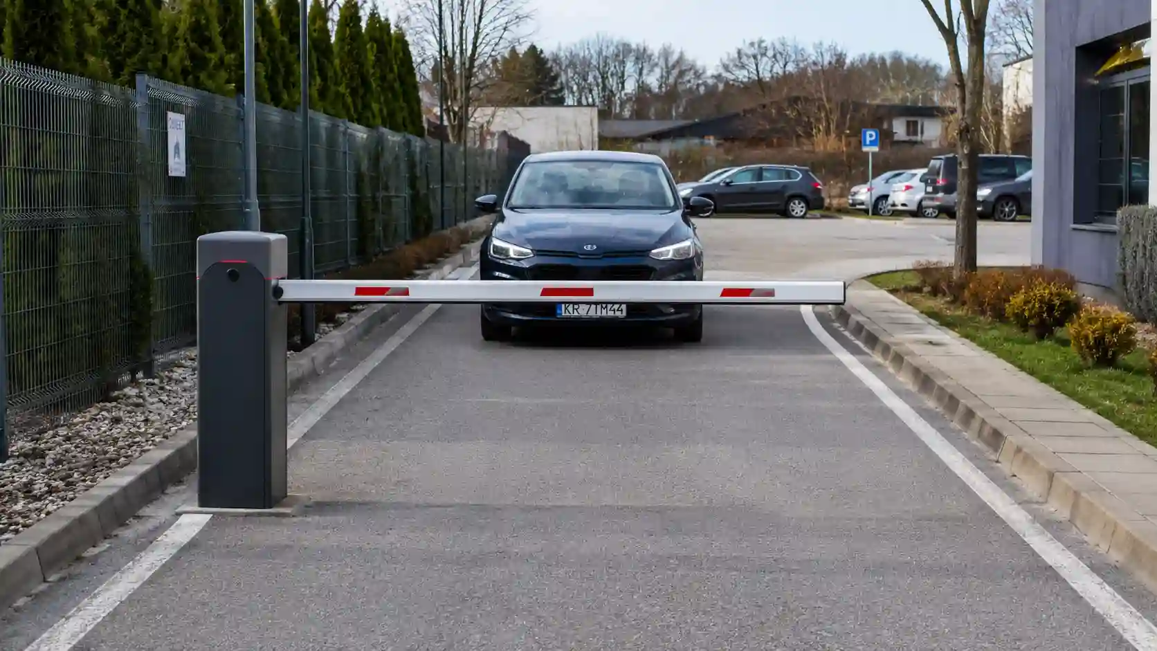 Jeden szlaban wjazdowy przy prostym wjeździe na parking