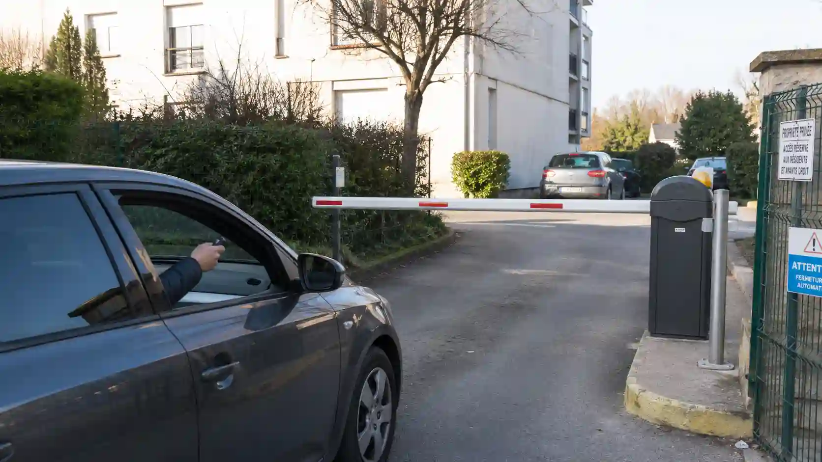 Szlaban parkingowy na pilota przy wjeździe dla stałych użytkowników