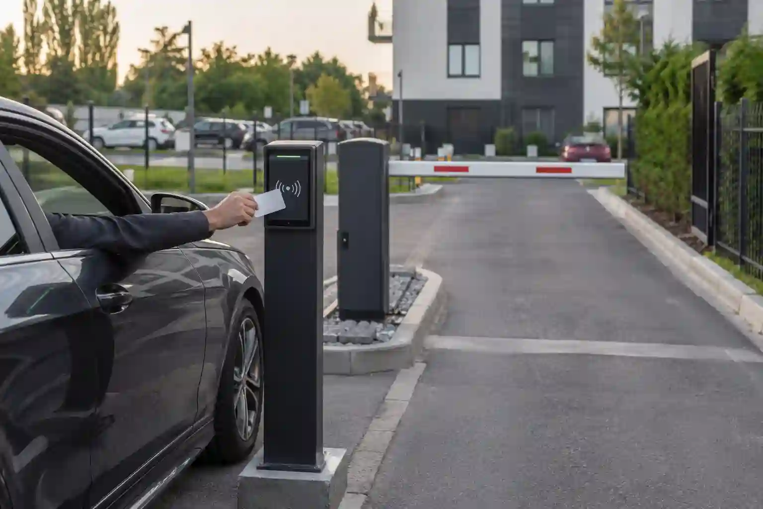 Szlaban parkingowy na kartę RFID z czytnikiem przy wjeździe