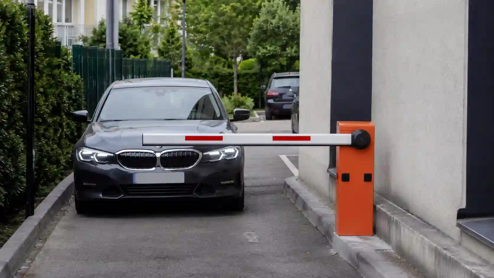 Szlaban parkingowy 3 m przy wąskim wjeździe na jeden pas