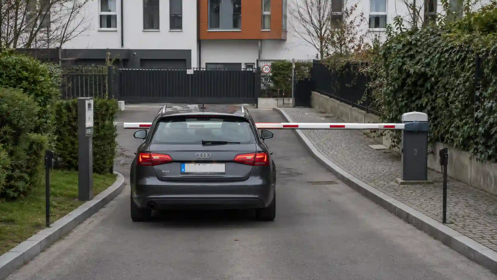 Szlaban parkingowy 4–5 m przy standardowym wjeździe na parking