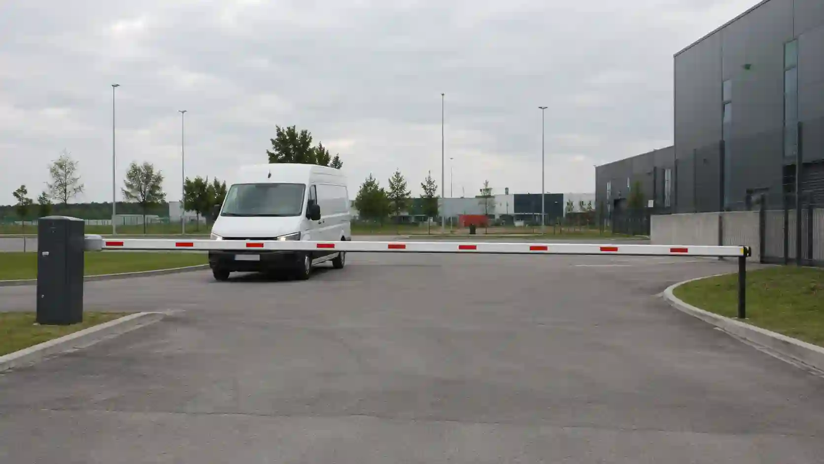Szlaban parkingowy 6–7 m przy szerokim wjeździe na plac
