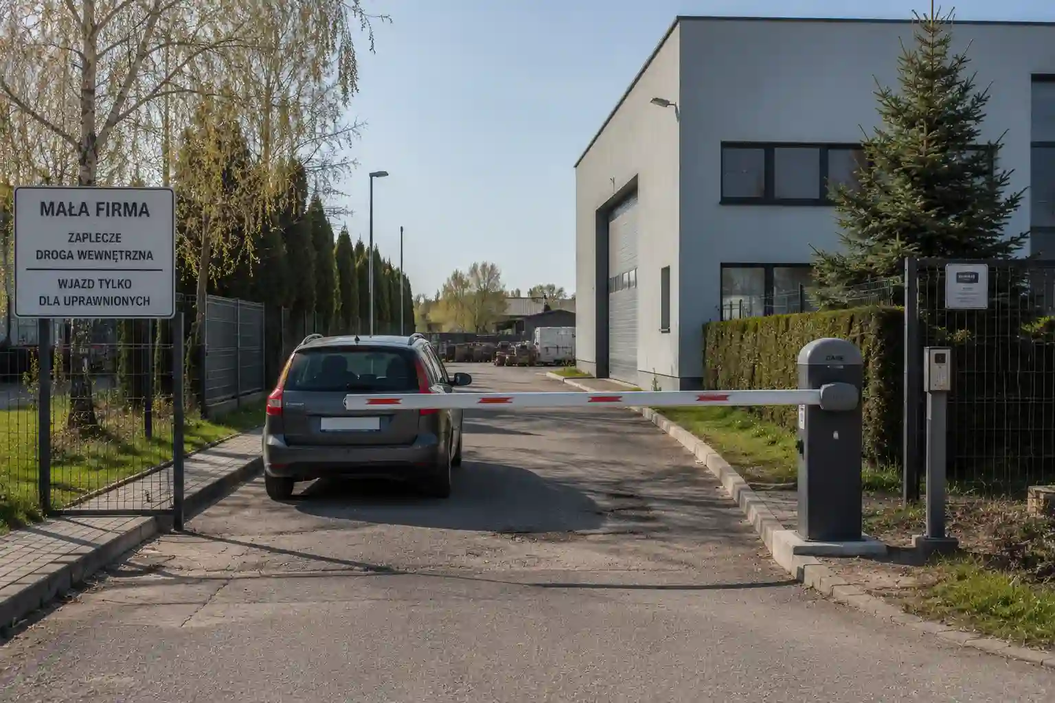 Szlaban parkingowy do małego ruchu przy bocznym wjeździe
