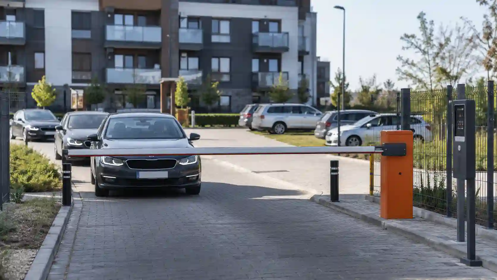 Szlaban parkingowy do codziennego ruchu na osiedlu lub firmowym parkingu