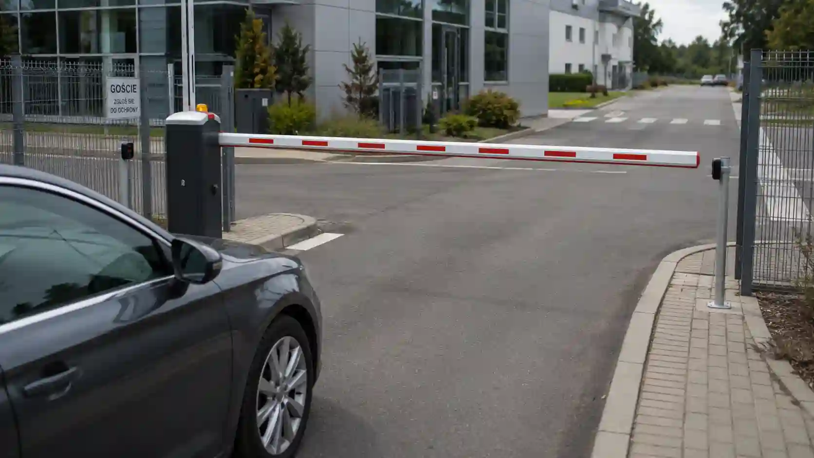 Szlaban z fotokomórkami zabezpieczającymi przejazd