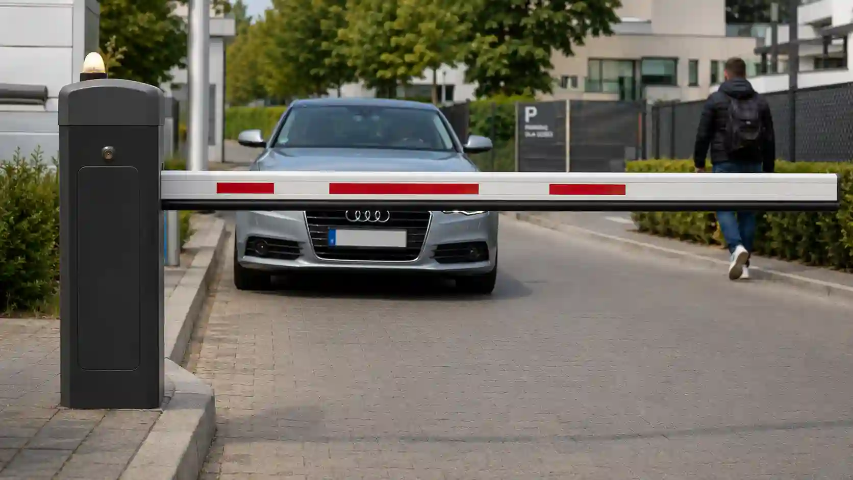 Szlaban z listwą bezpieczeństwa na ramieniu