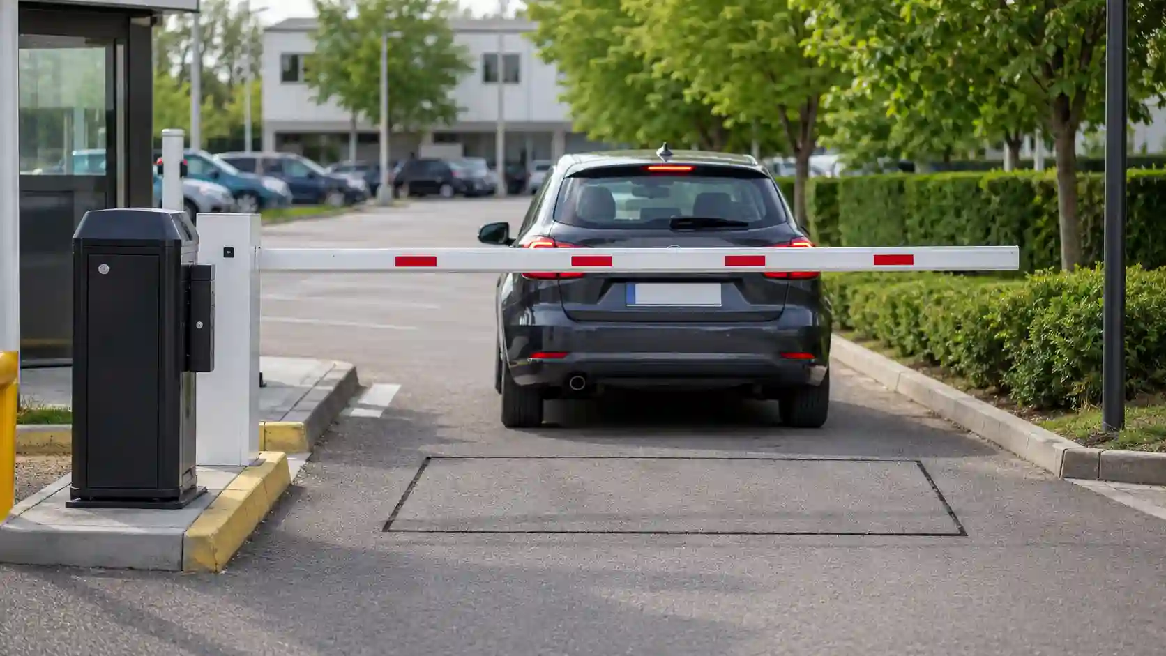 Szlaban z pętlą indukcyjną wykrywającą pojazd w przejeździe