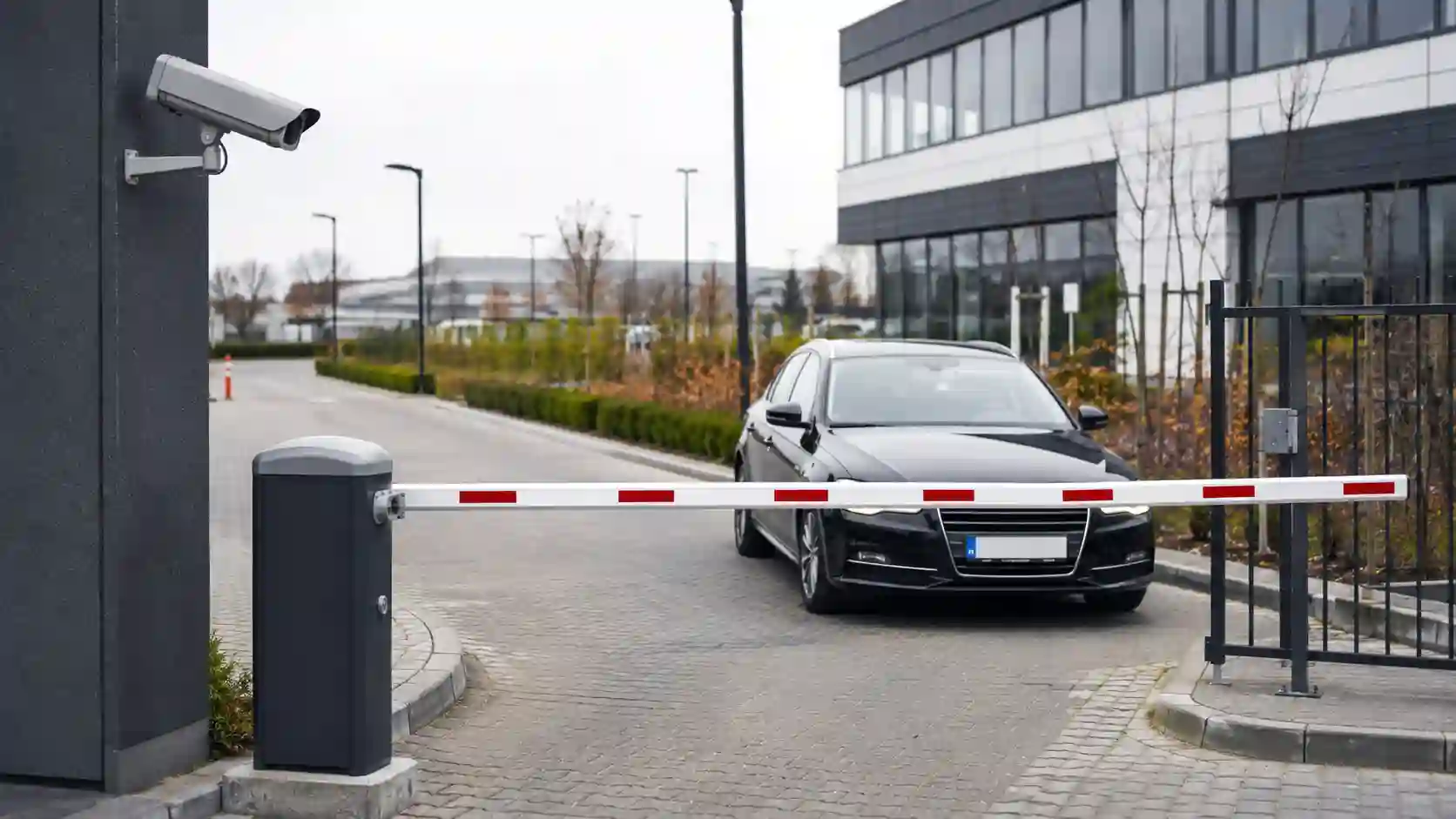 Szlaban parkingowy z kamerą CCTV przy pasie wjazdowym