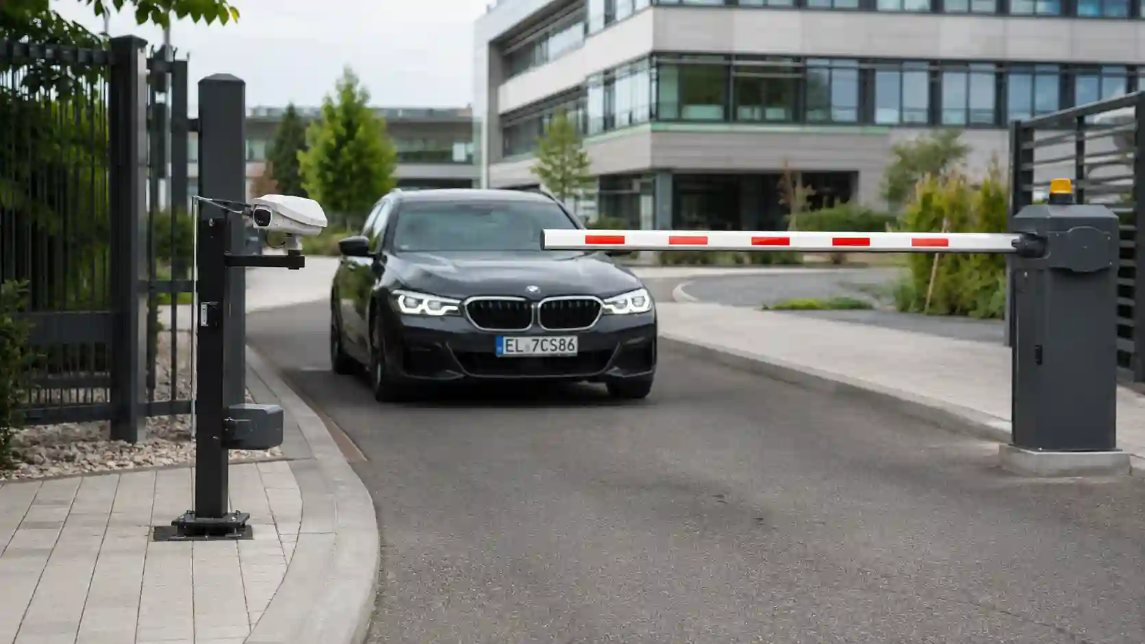 Szlaban z czytnikiem rejestracji przy wjeździe na parking
