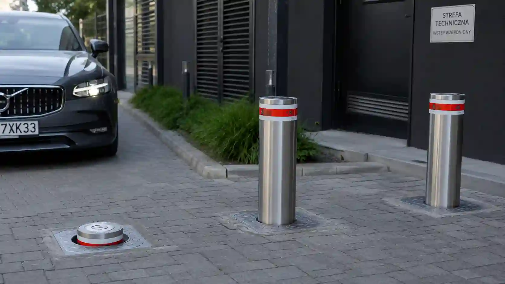 Słupki parkingowe zabezpieczające pojedyncze miejsca postojowe