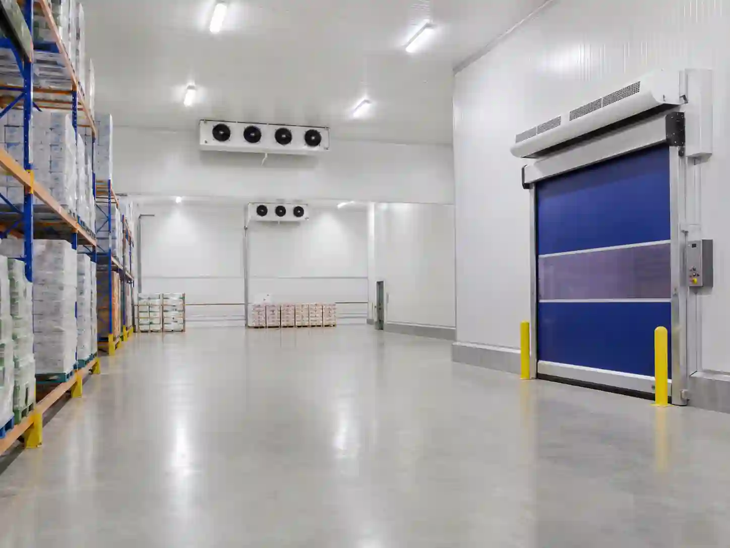 Hala magazynowa z kontrolowaną temperaturą, izolowanymi przegrodami i instalacją chłodniczą.