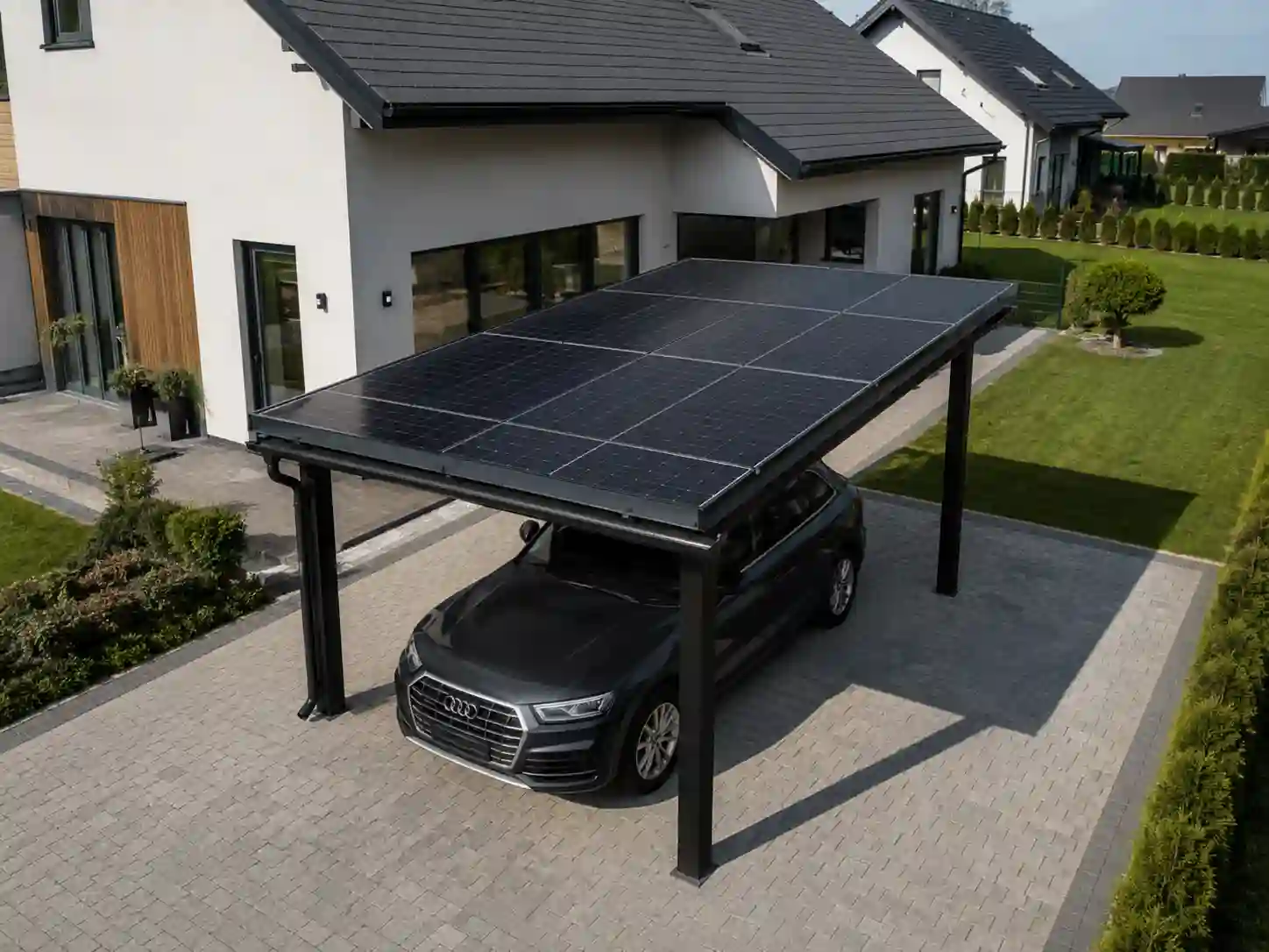 Przydomowa wiata fotowoltaiczna 5–6 kW na jeden samochód z dachem z 12–14 paneli.