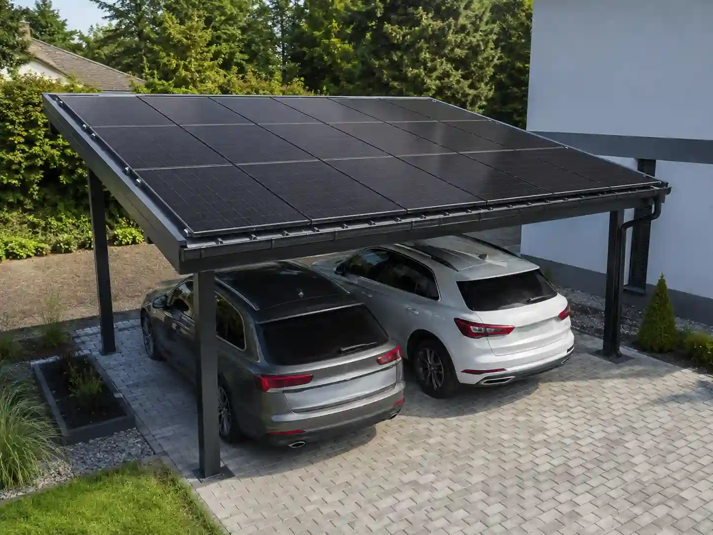 Dwustanowiskowa wiata fotowoltaiczna około 10 kW z 22–24 modułami nad dwoma samochodami.