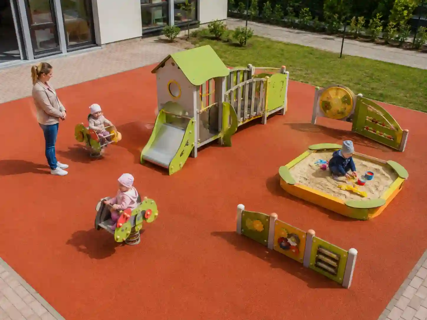 Niski publiczny plac zabaw przeznaczony dla dzieci ze żłobka.