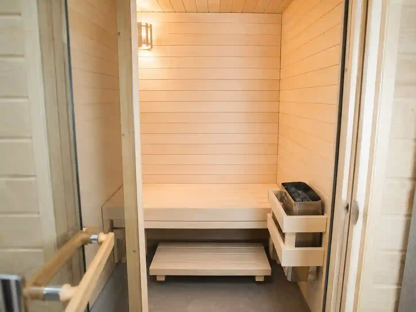 Kompaktowa domowa sauna fińska dla jednej lub dwóch osób.