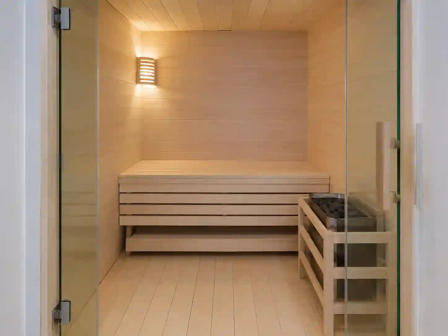 Mała sauna fińska z jedną prostą ławką biegnącą wzdłuż ściany.