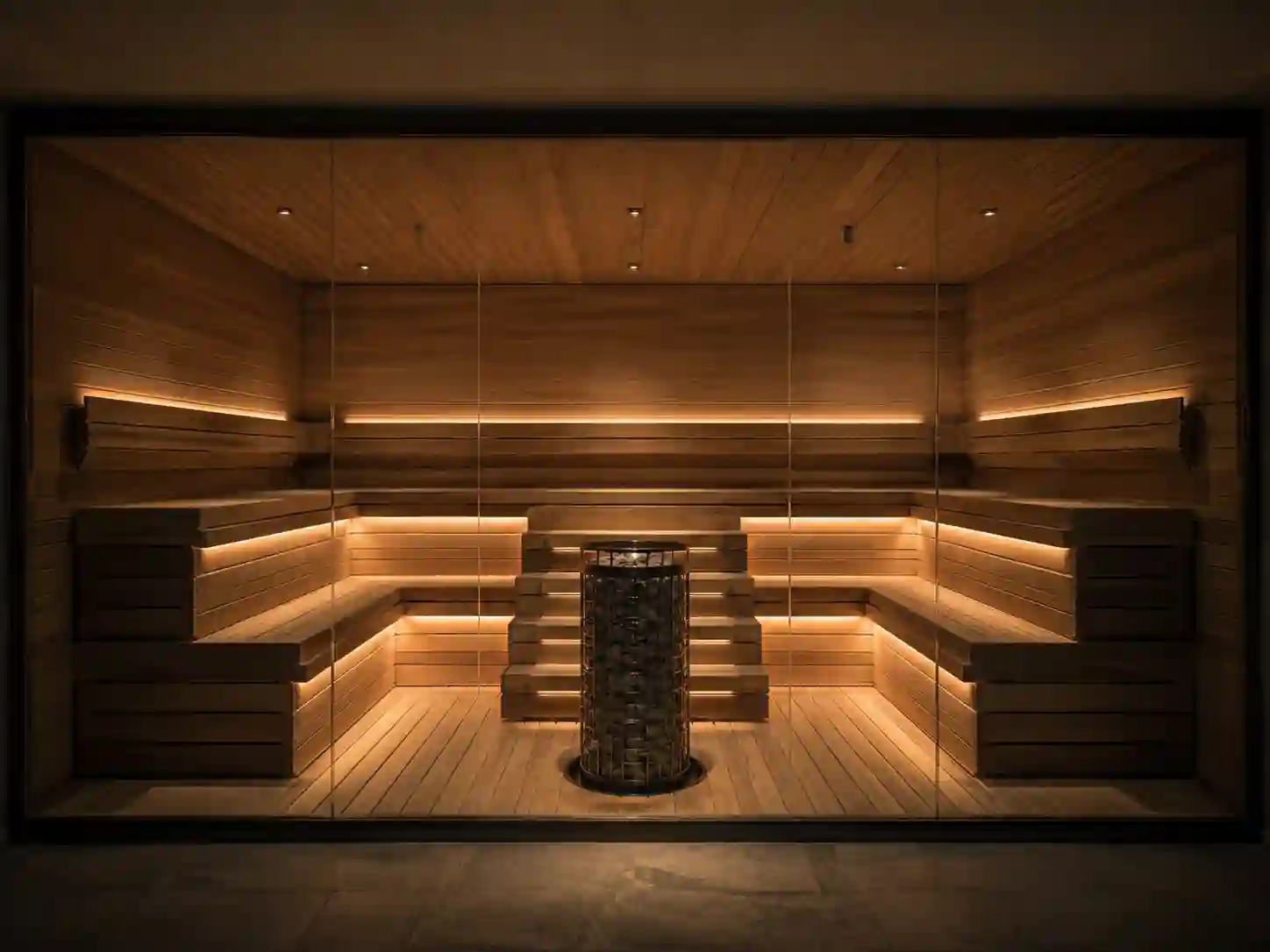 Wysoka sauna fińska z dwoma pełnymi poziomami ławek dla większej liczby użytkowników.