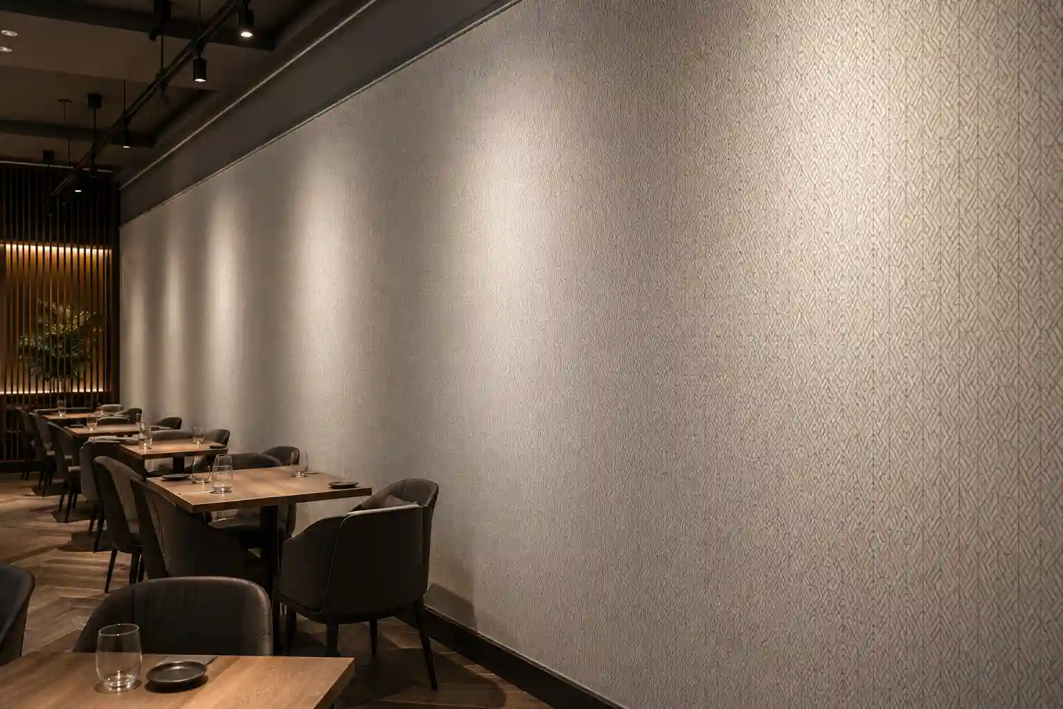 Zmywalna tapeta obiektowa czyszczona na ścianie restauracji.