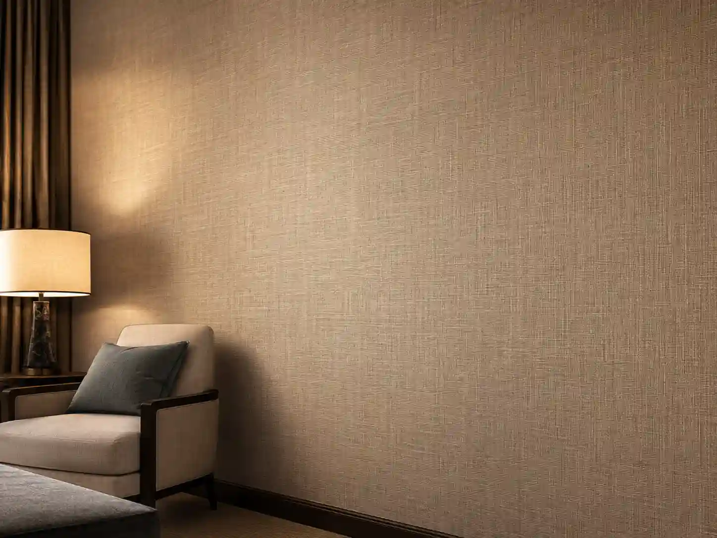Tekstylna tapeta hotelowa z wyraźnym lnianym splotem na ścianie za łóżkiem.