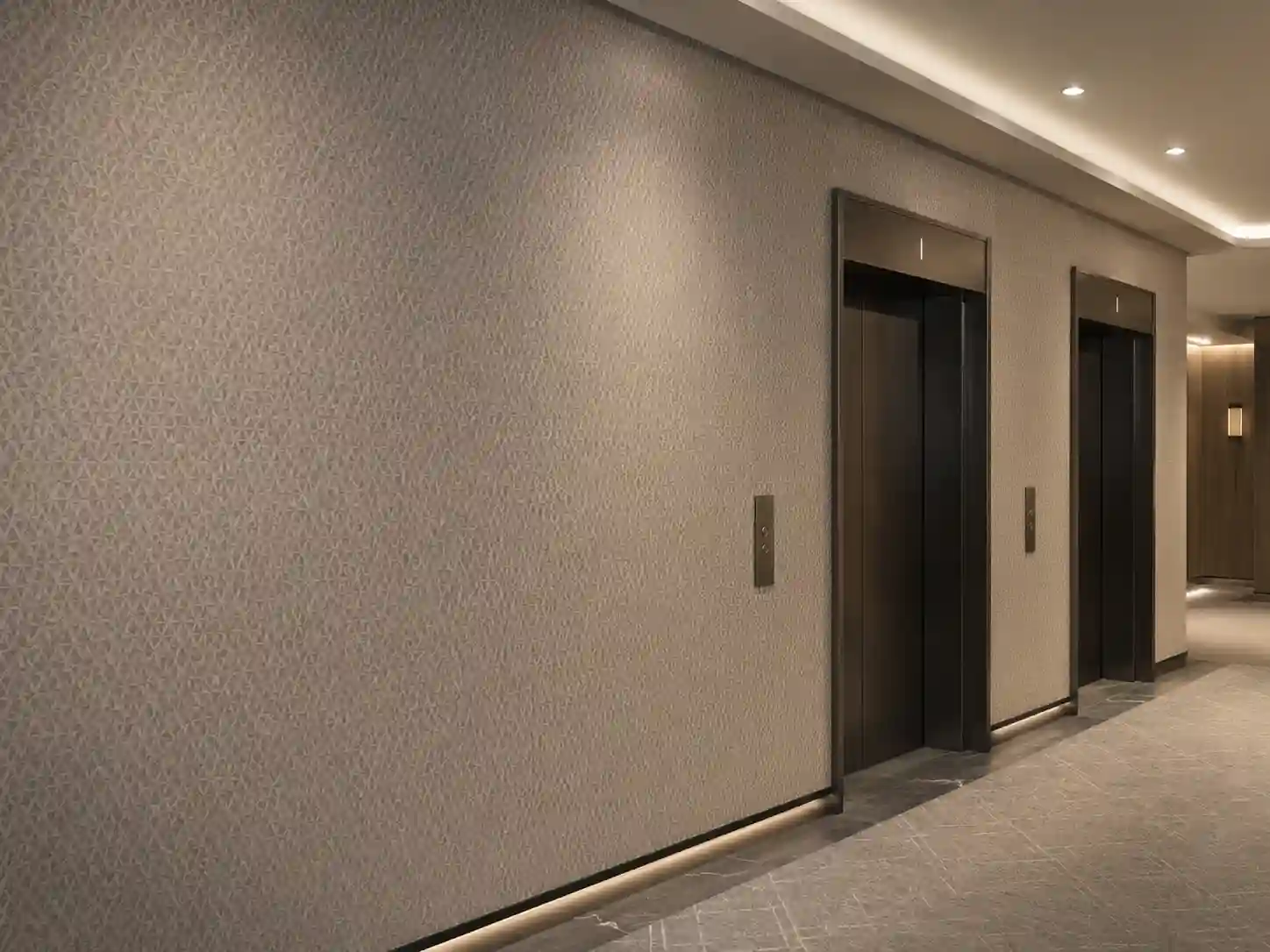 Drobno wzorzysta tapeta hotelowa maskująca niewielki ślad użytkowania.