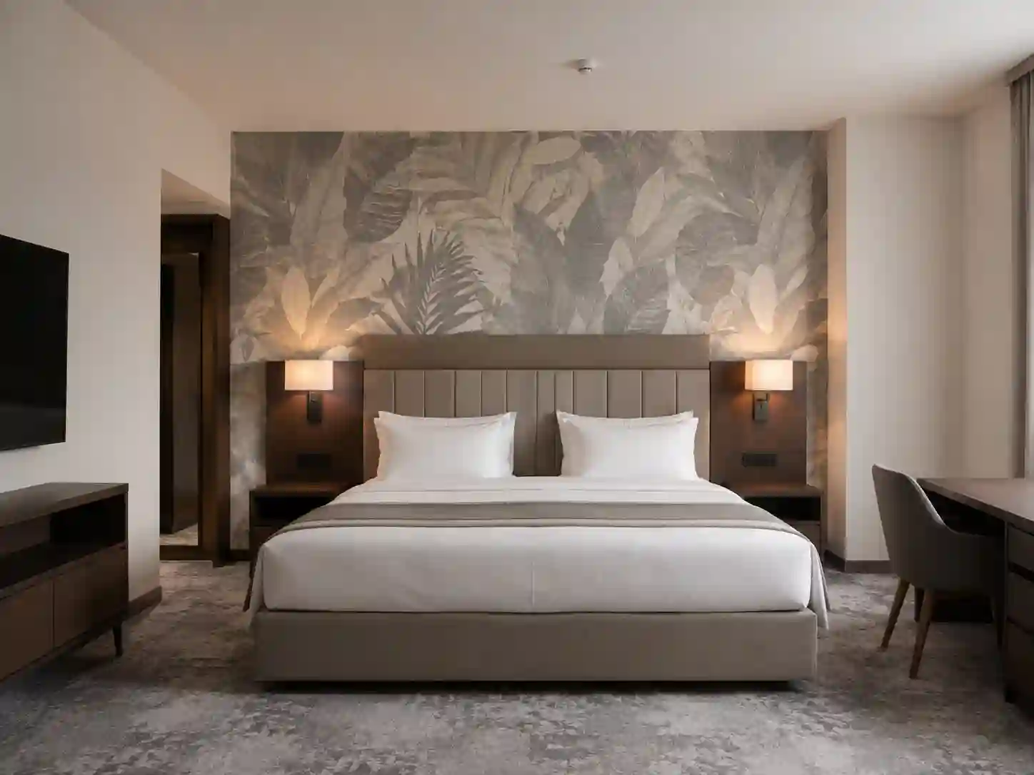 Tapeta hotelowa zastosowana wyłącznie na ścianie za łóżkiem.