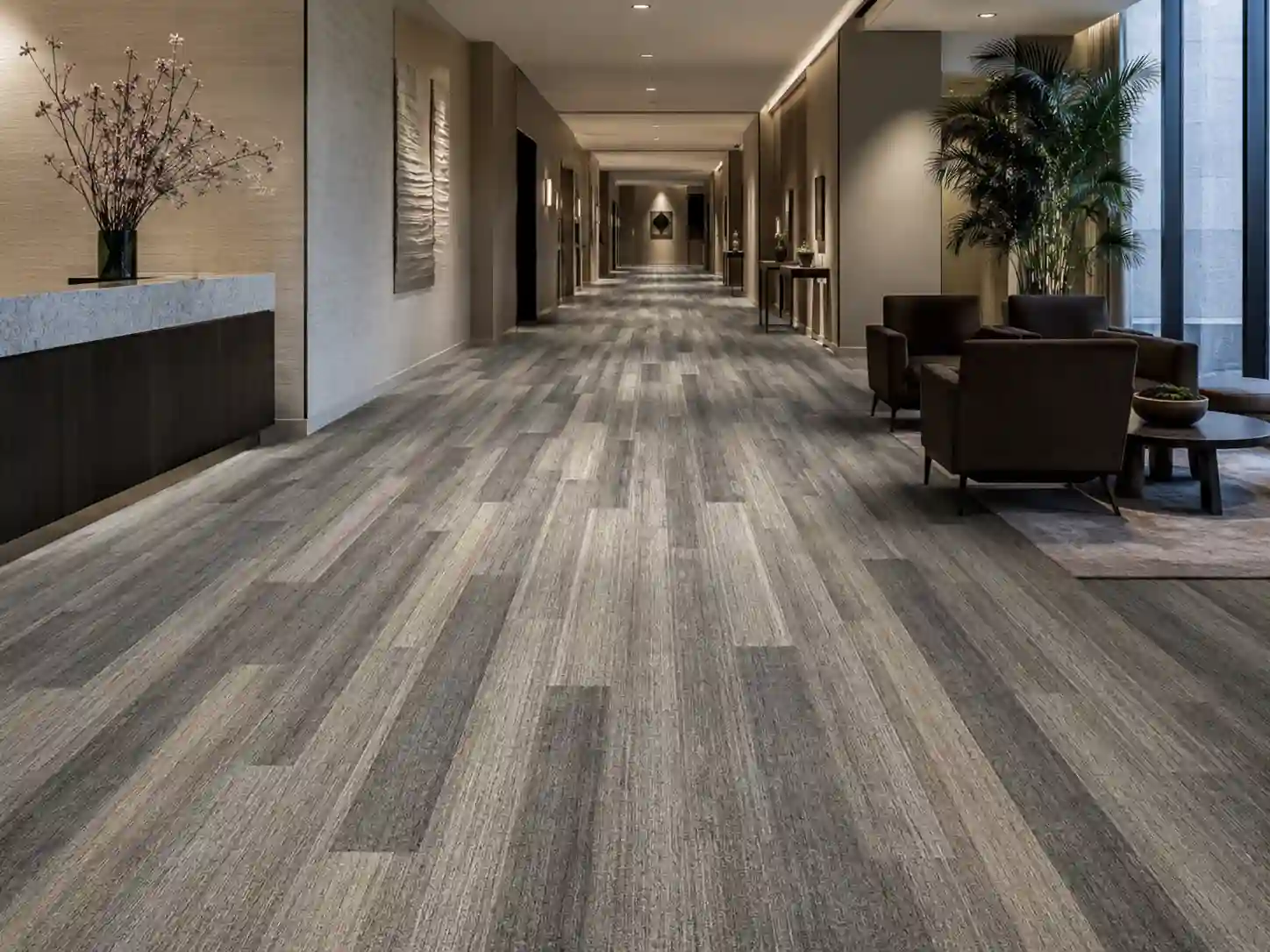Deski dywanowe ułożone kierunkowo w nowoczesnym hotelowym lobby.