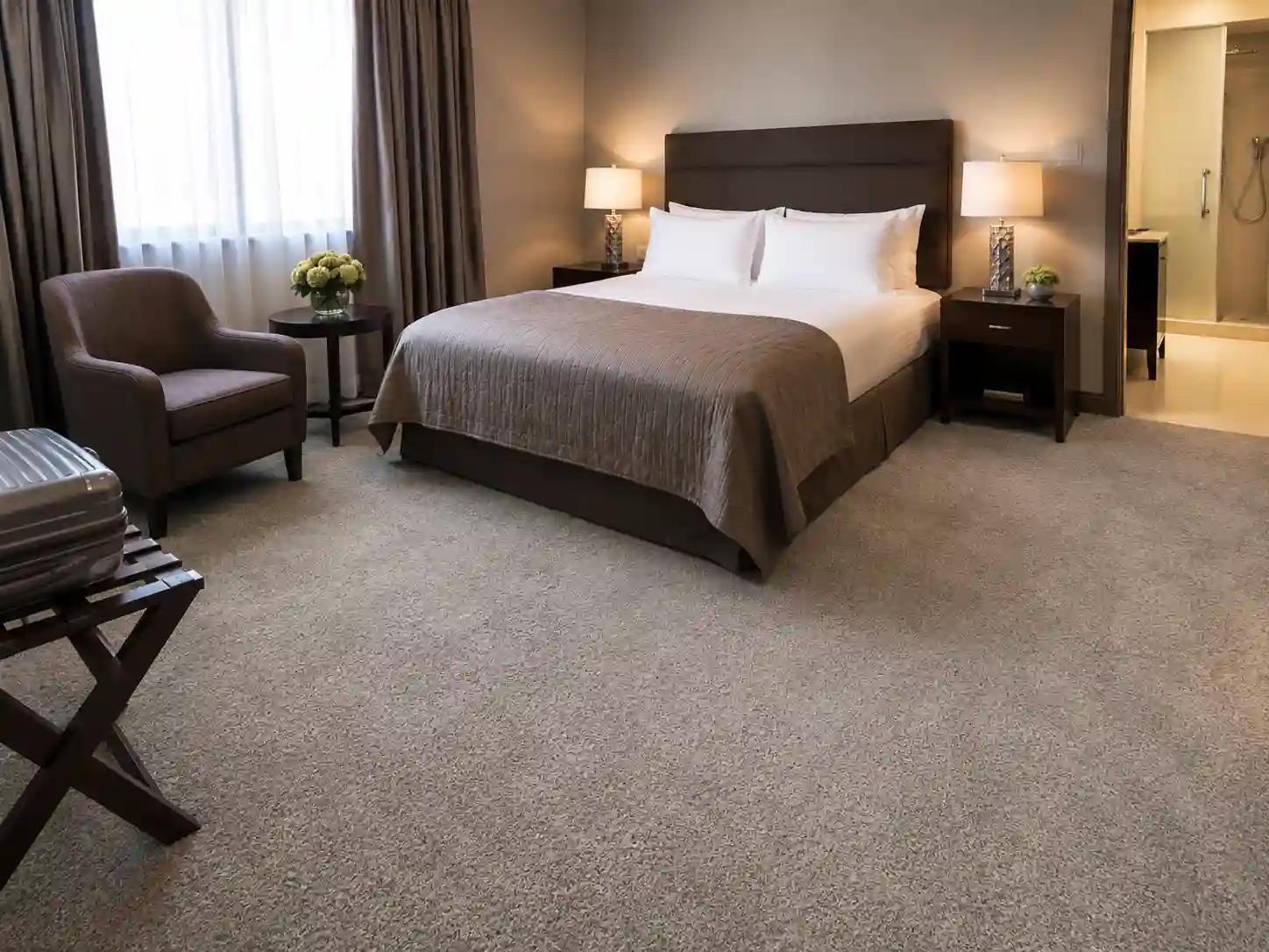 Wykładzina klasy 32 w umiarkowanie użytkowanym pokoju hotelowym.