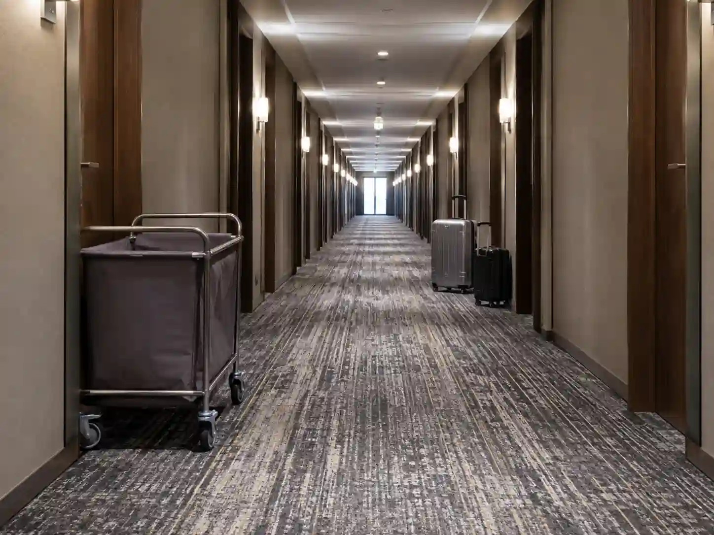 Odporna wykładzina klasy 33 w hotelowym korytarzu.